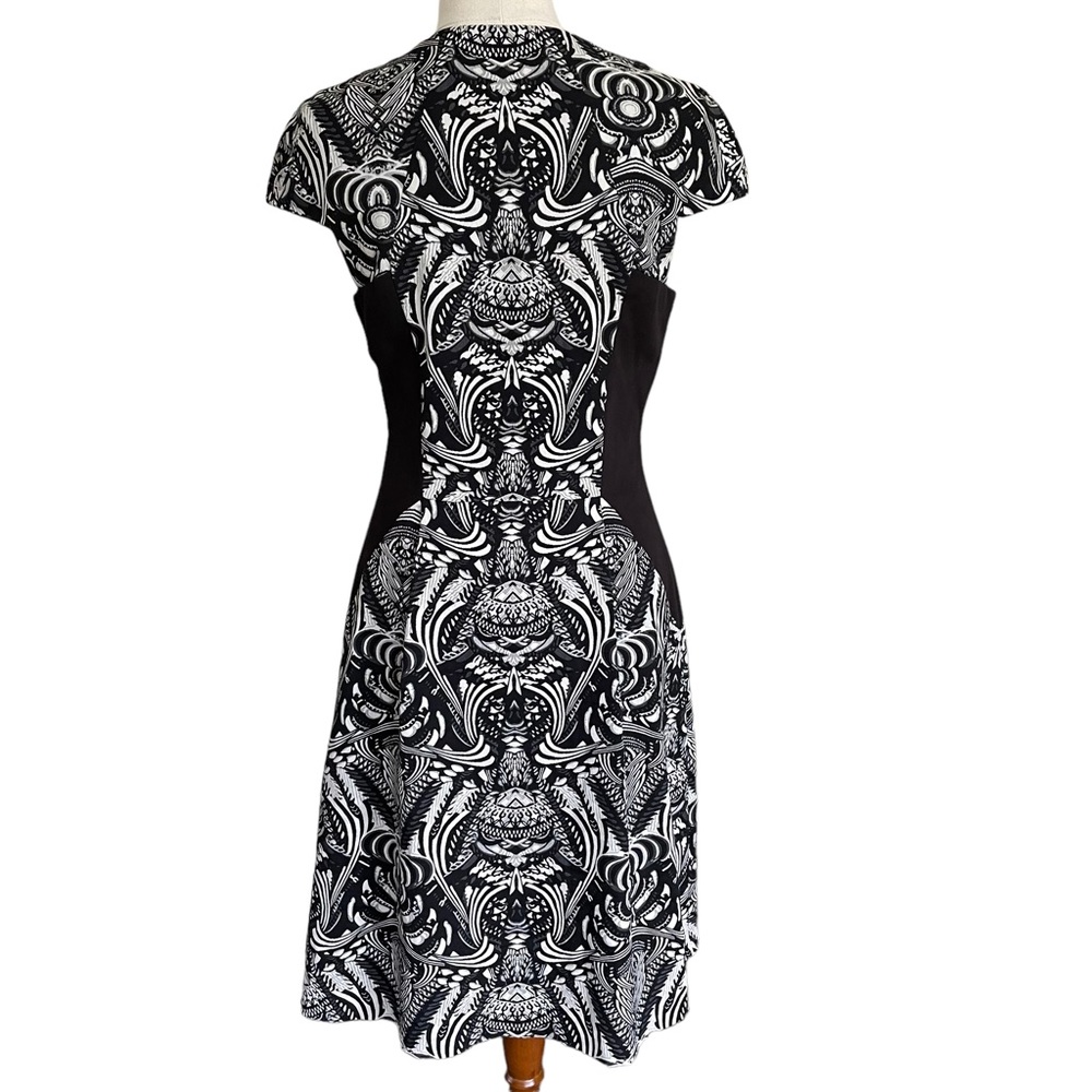 VERONIKA MAINE Sz8 Black and white abstract design cap sleeved dress 🥇 - Picture 7 of 15